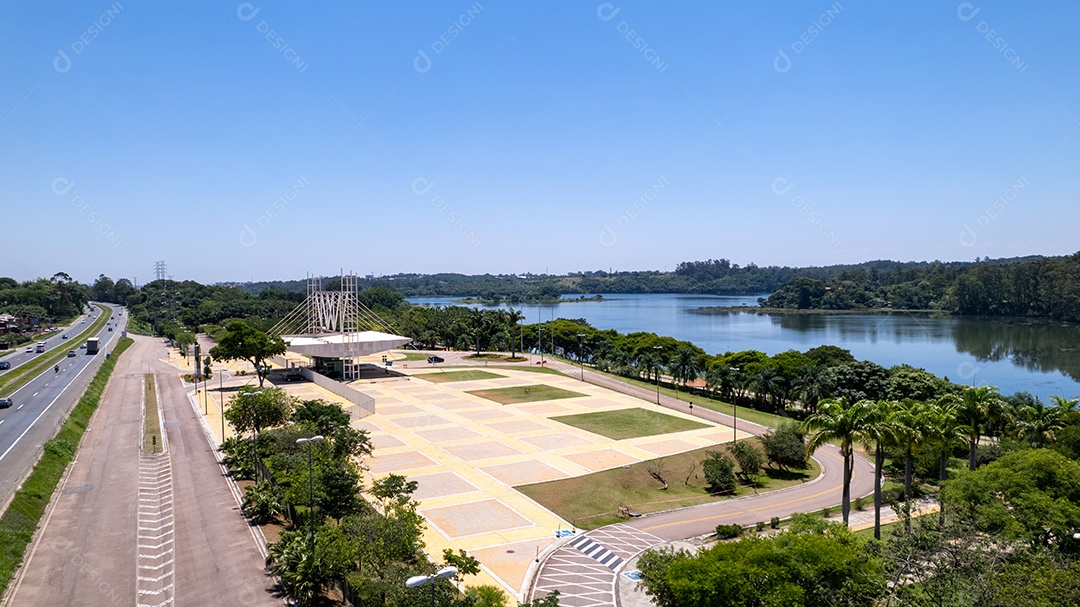 Parque lindo e bem conservado ao lado de um lago.