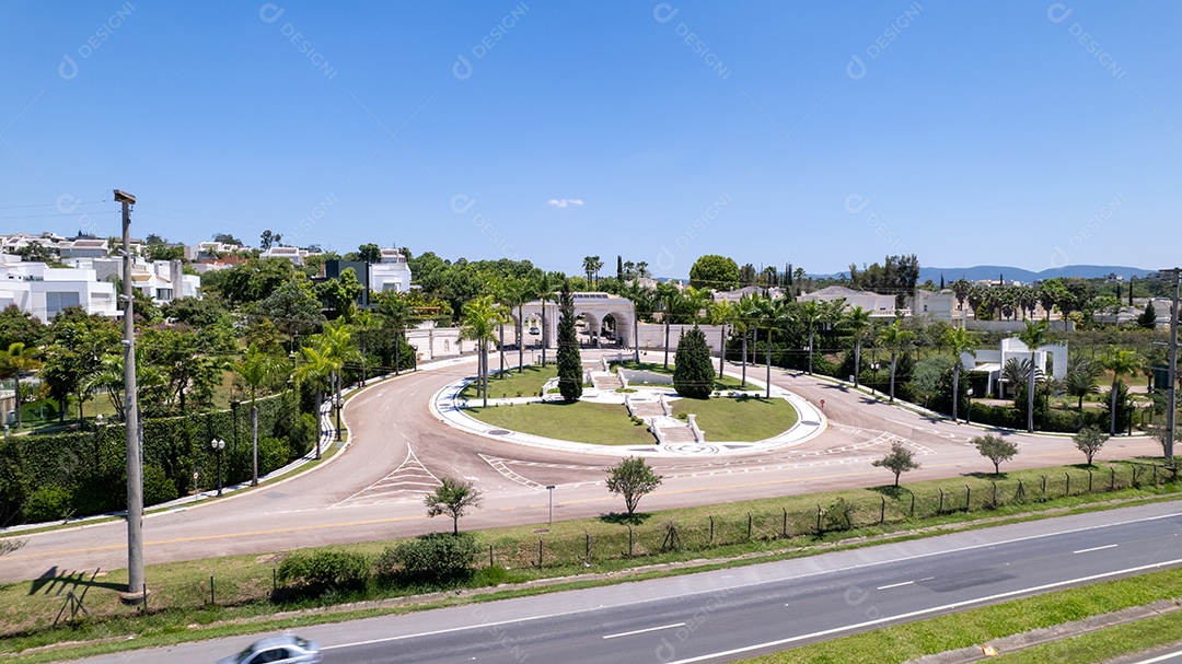 Linda vista da entrada de um condomínio.