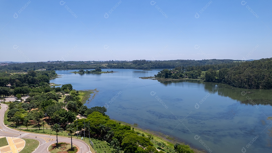 Paisagem bonita de um lago.