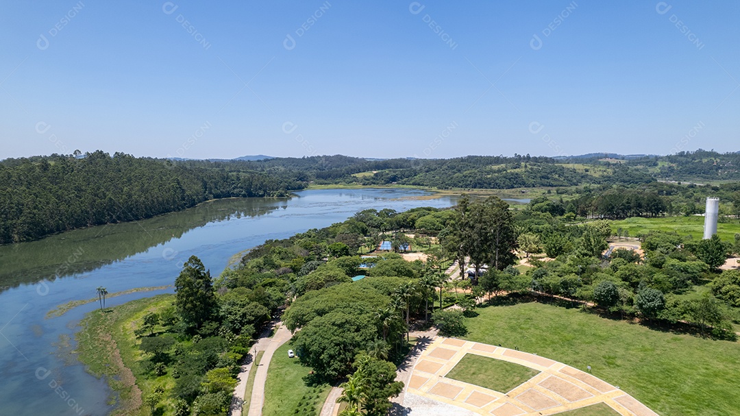 Linda vista de uma lago no parque.