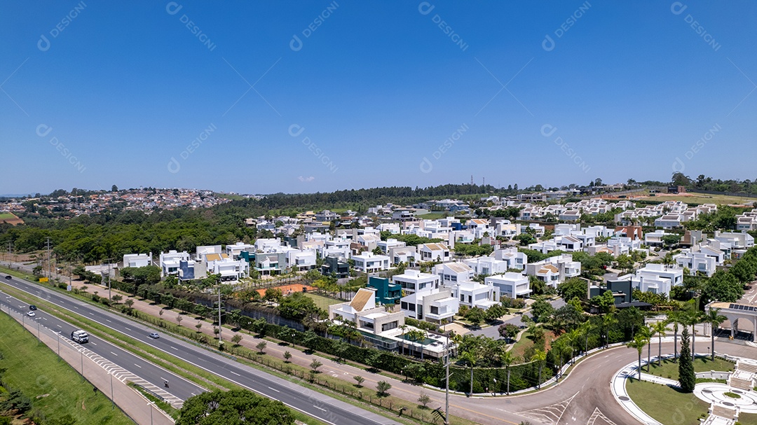 Drone captura imagem de um condomínio bonito.