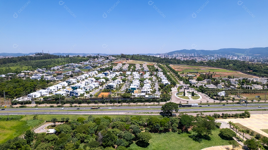Condomínio lindo com muitas árvores ao redor.