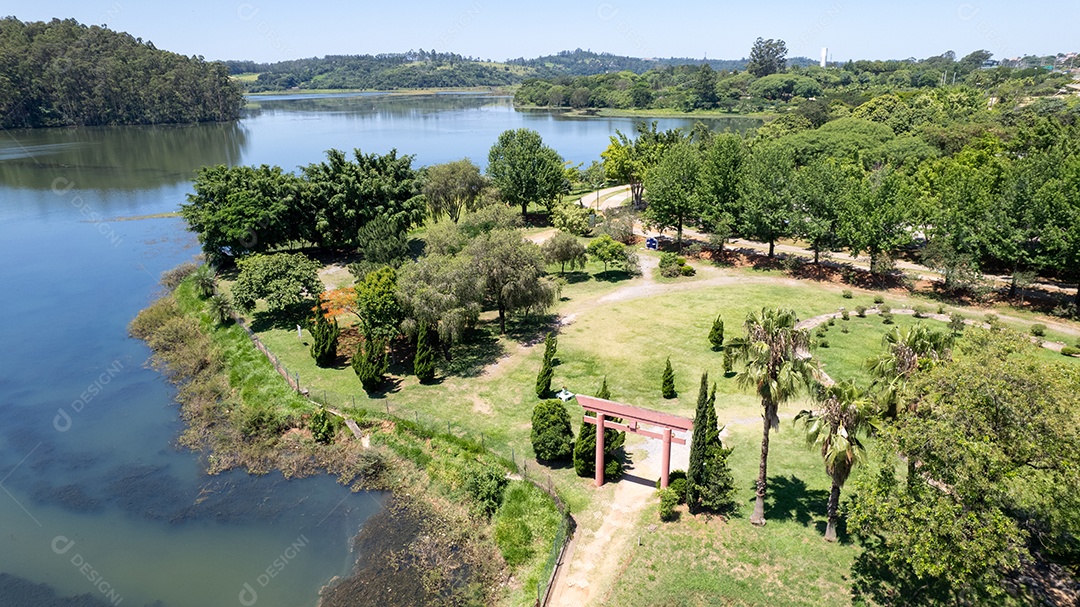Um lago com bela vista de parque.