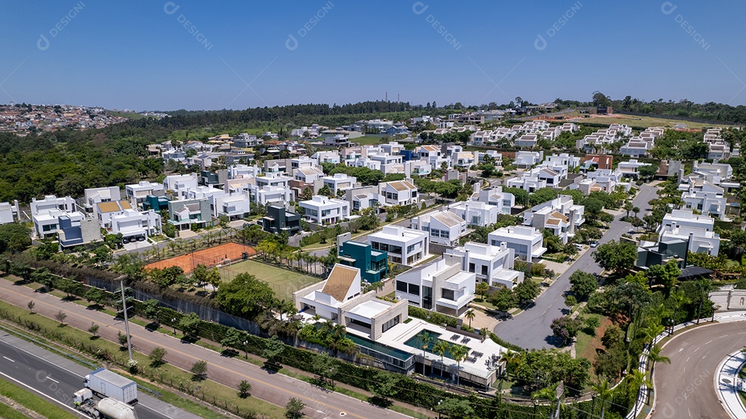 Vista para um condomínio lindo.