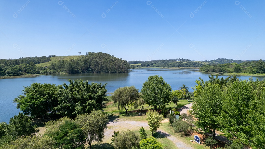 Lago de um parque natural lindo.