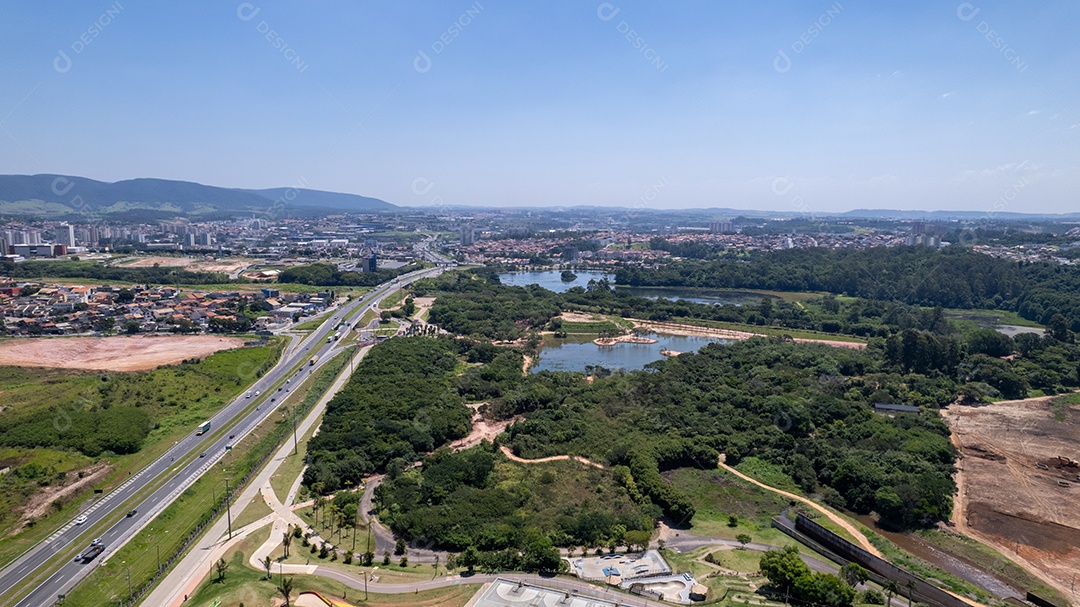 Vista aérea da avenida movimentada de uma cidade.
