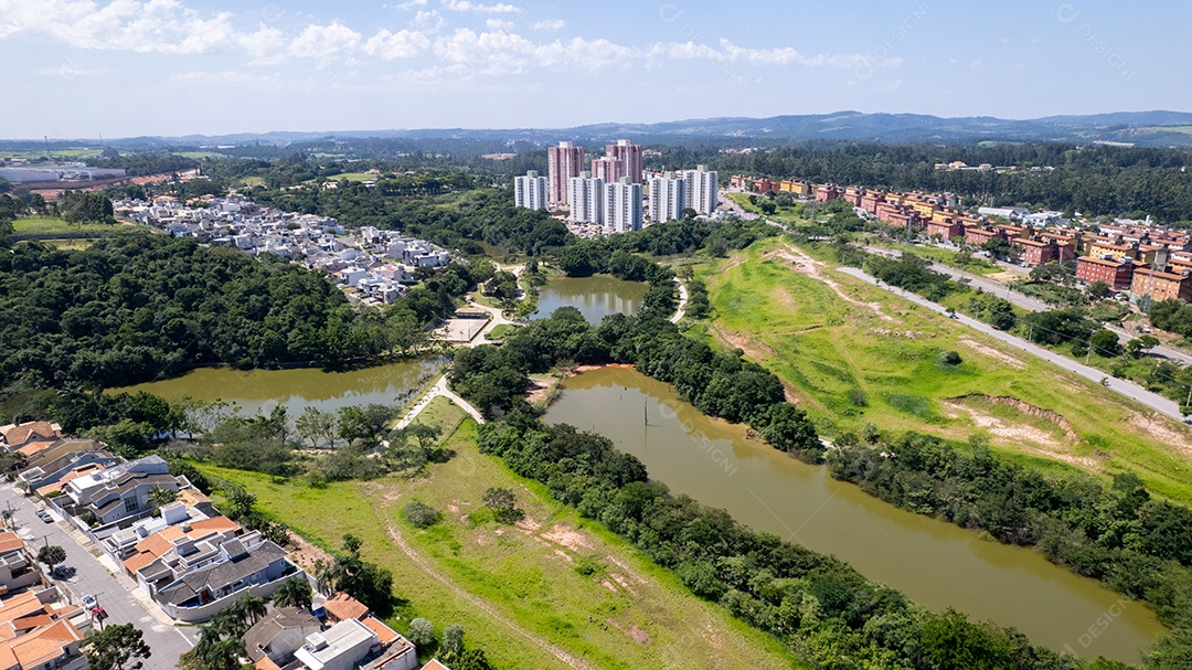 Vista aérea de uma parte da cidade e um lago.