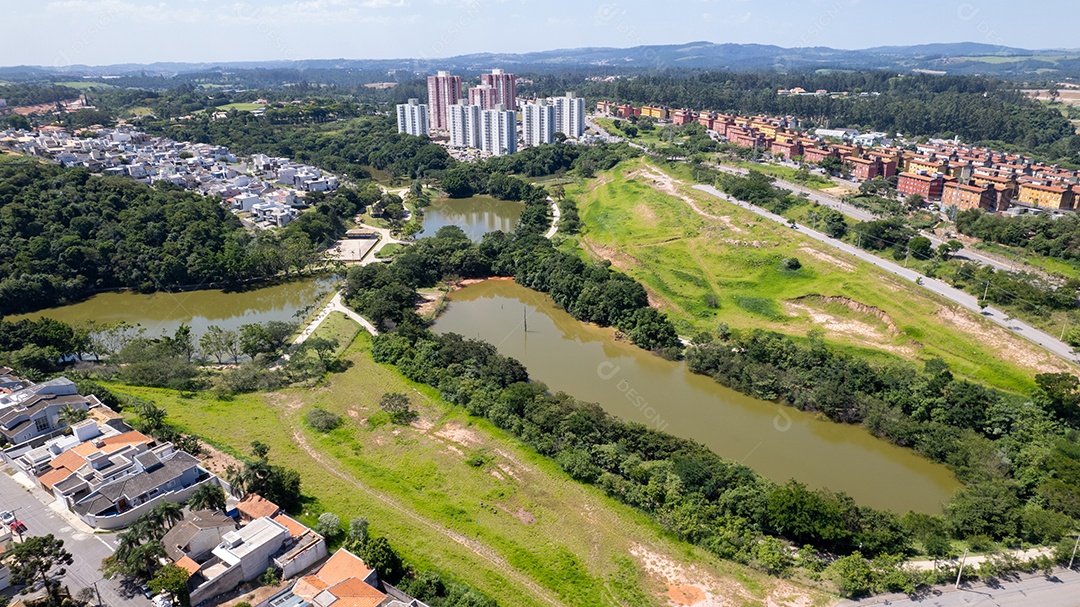 Vista de um lago e parte da cidade.
