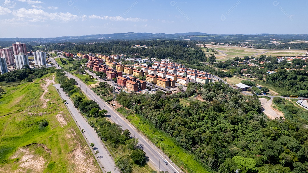 Avenida de uma cidade com muitas árvore ao redor.
