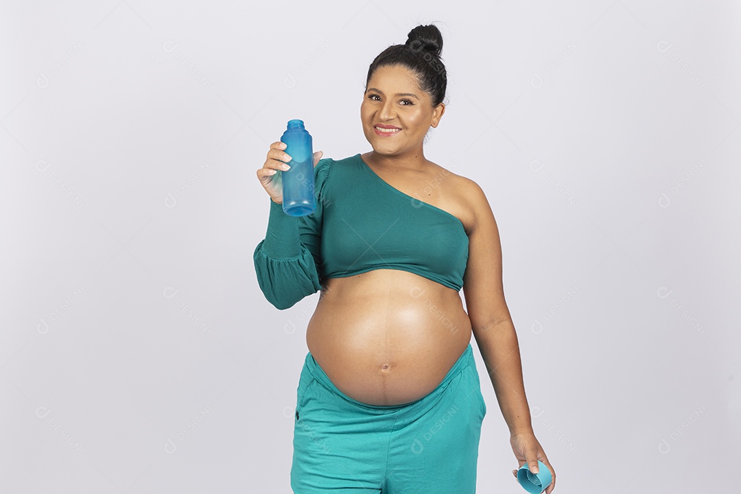Linda mulher grávida com garrafa de água