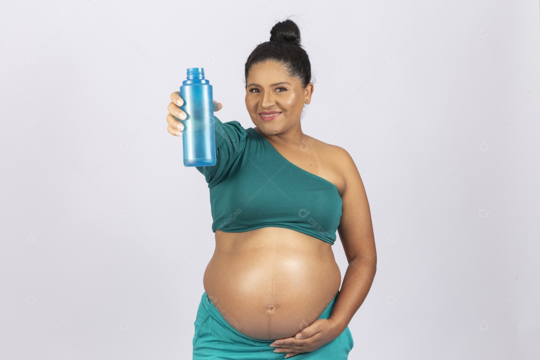 Linda mulher grávida com garrafa de água