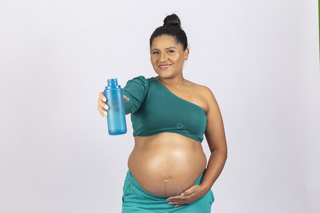 Linda mulher grávida com garrafa de água