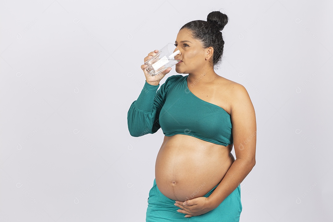 Linda mulher grávida com copo de água