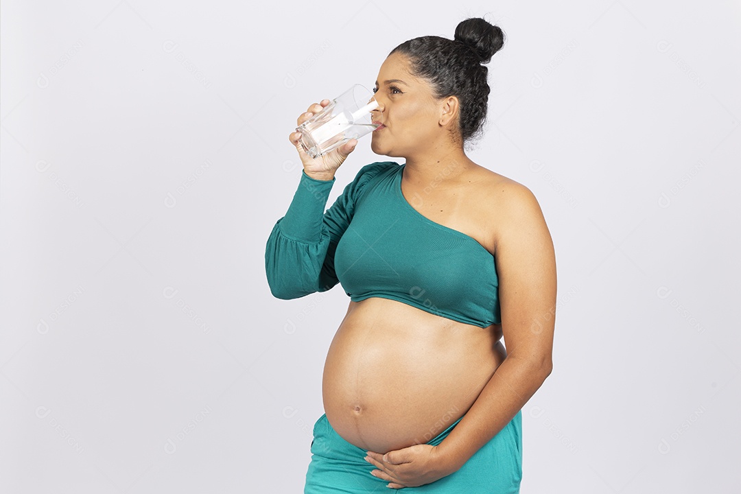 Linda mulher grávida com copo de água