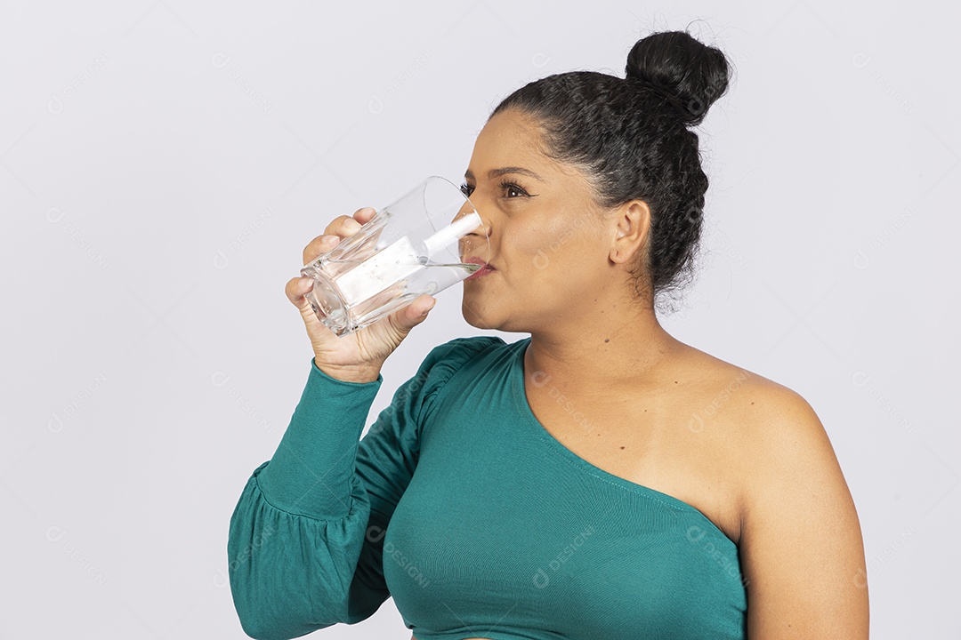 Linda mulher grávida com copo de água