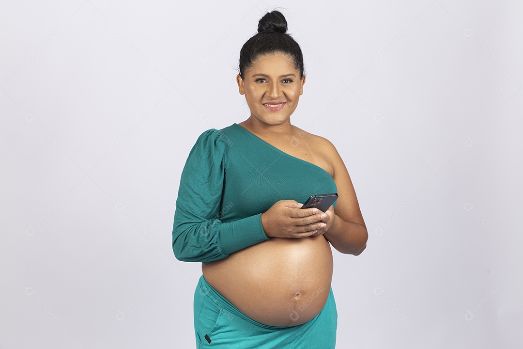 Linda mulher grávida com copo de água