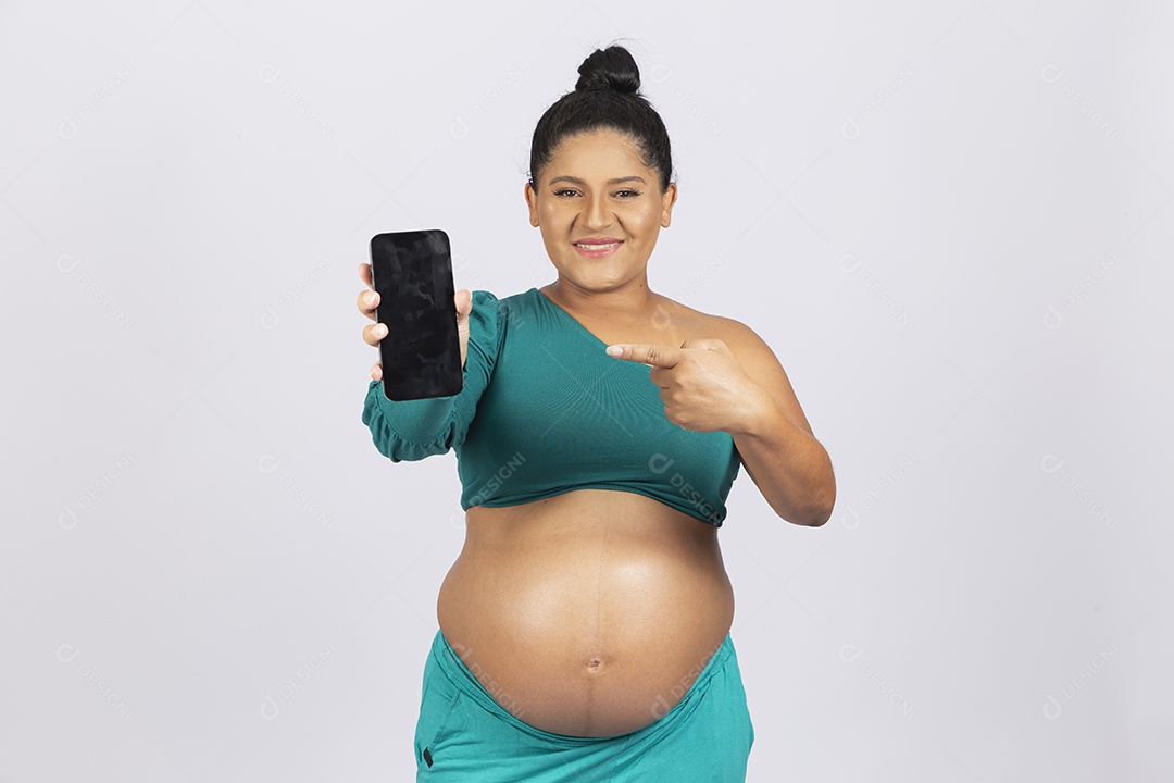 Linda mulher grávida com celular em fundo branco