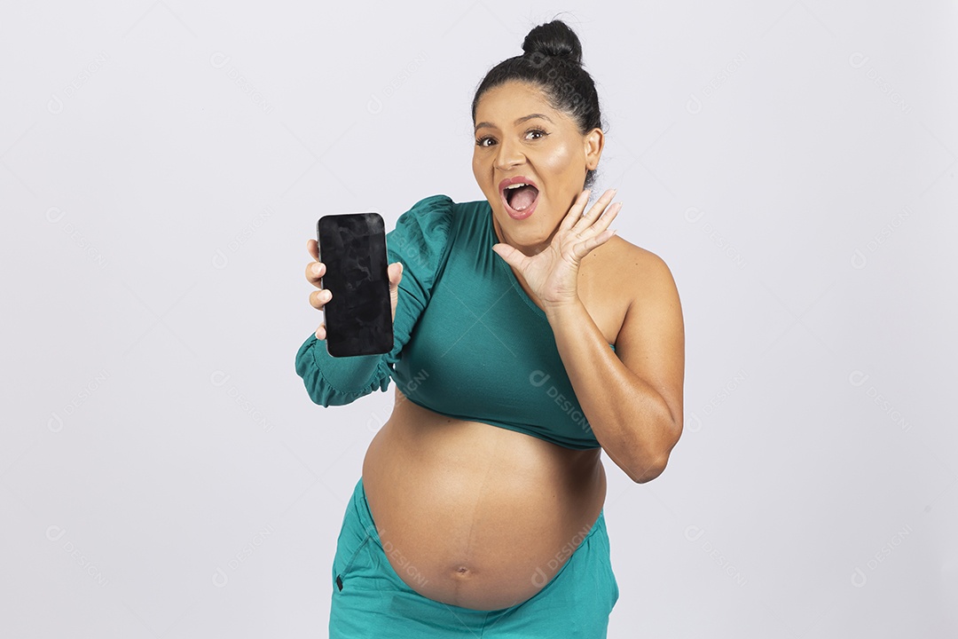 Linda mulher grávida com celular em fundo branco