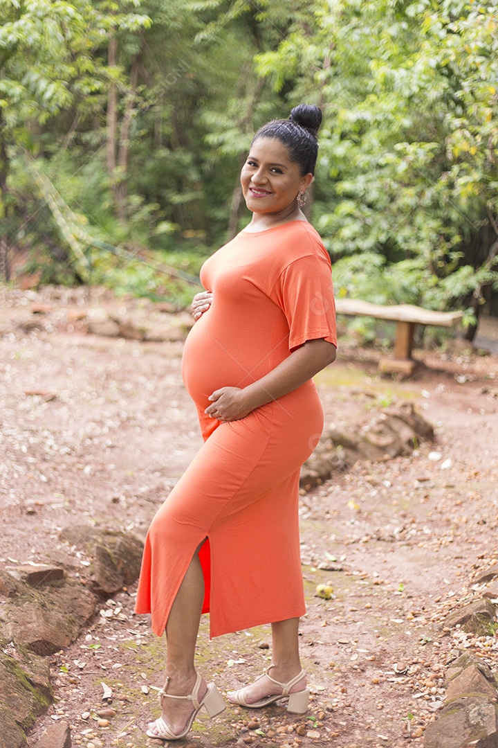 Linda mulher grávida em parque