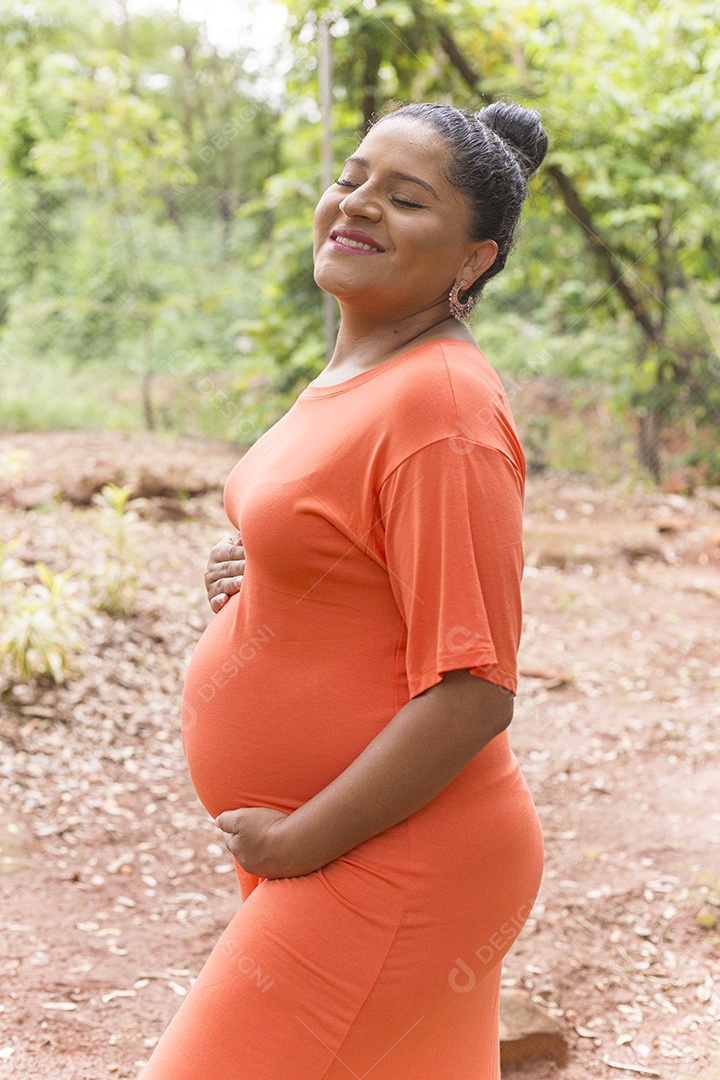 Linda mulher grávida em parque