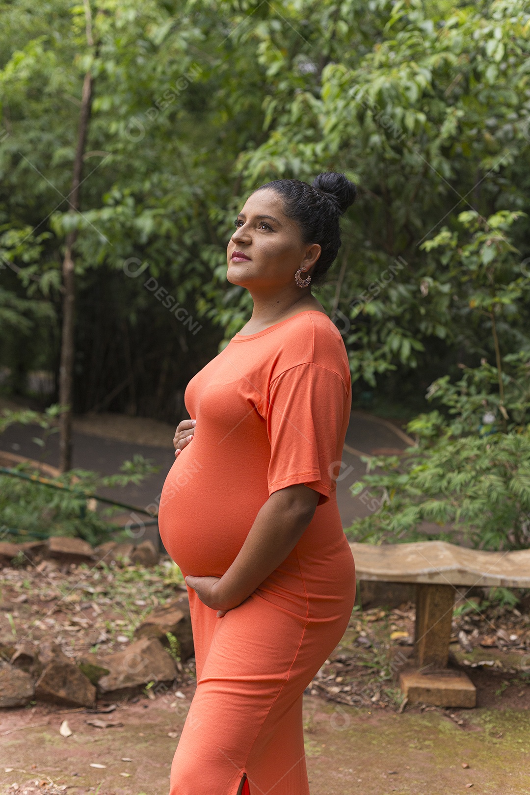 Linda mulher grávida em parque