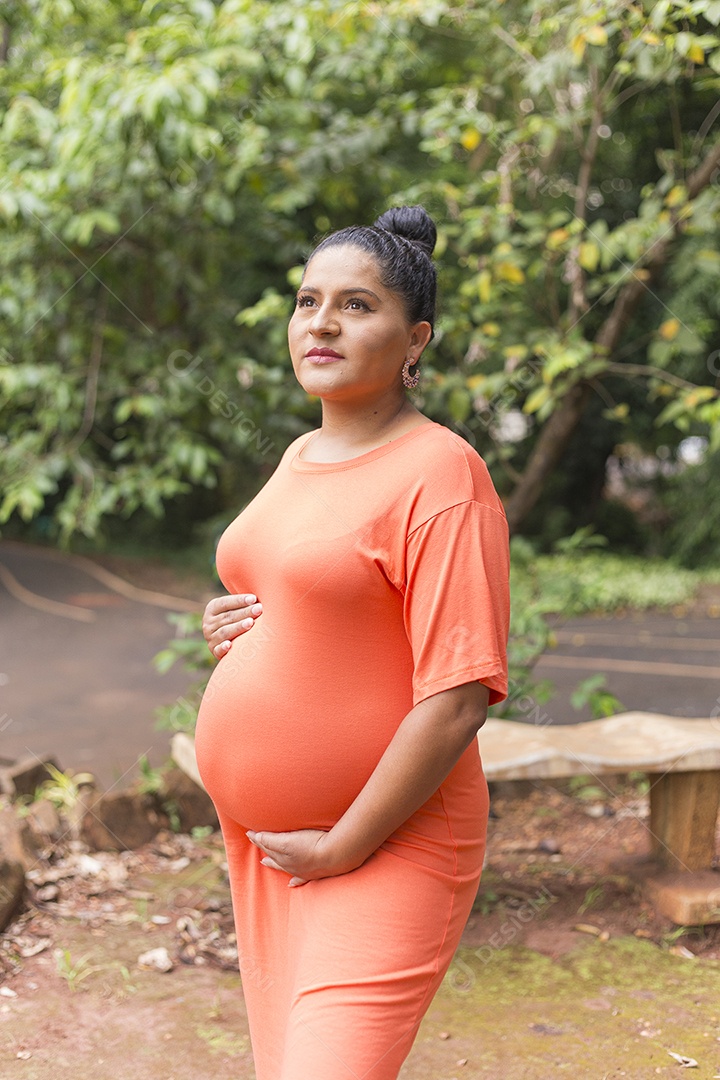Linda mulher grávida em parque