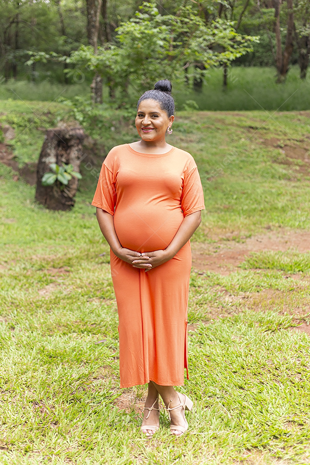 Linda mulher grávida em parque