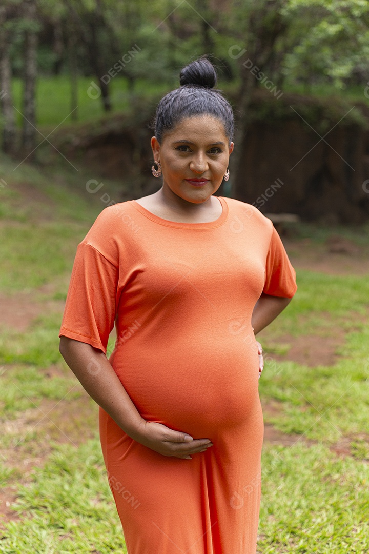 Linda mulher grávida em parque