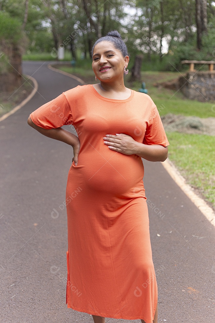 Linda mulher grávida em parque