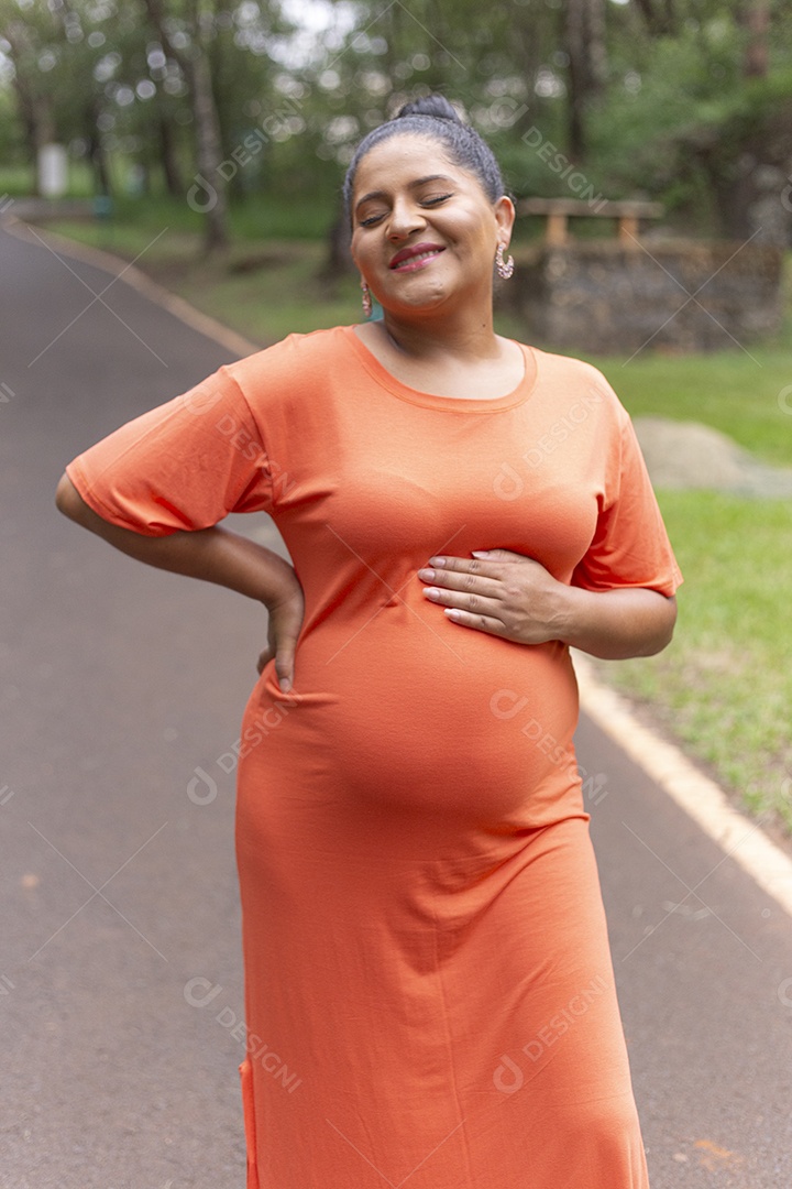 Linda mulher grávida em parque