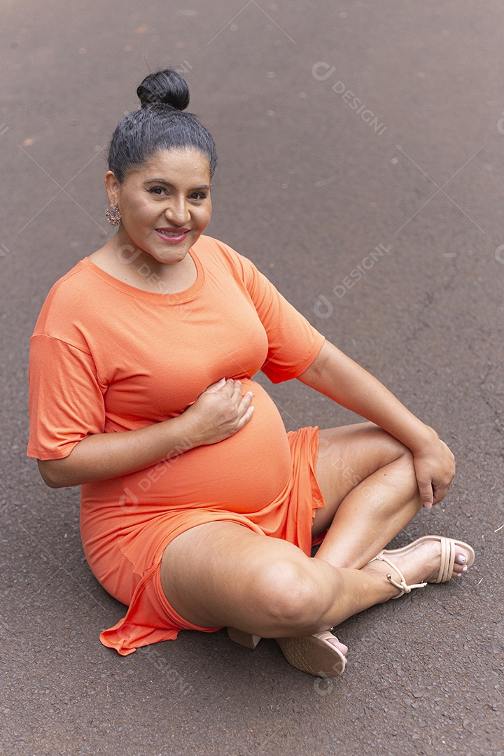 Linda mulher grávida em parque