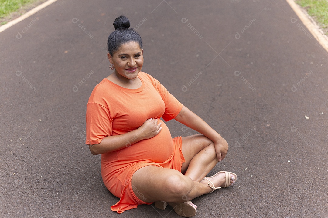 Linda mulher grávida em parque