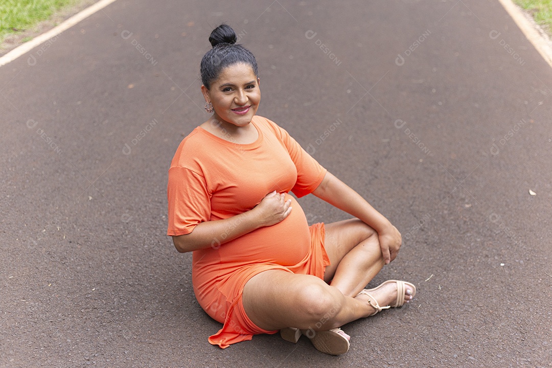 Linda mulher grávida em parque