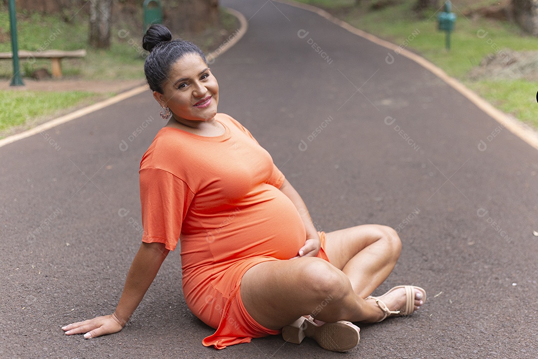 Linda mulher grávida em parque