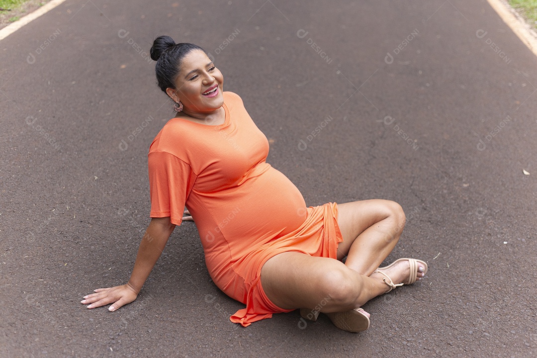 Linda mulher grávida em parque