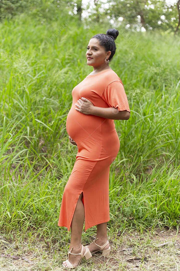 Linda mulher grávida em parque