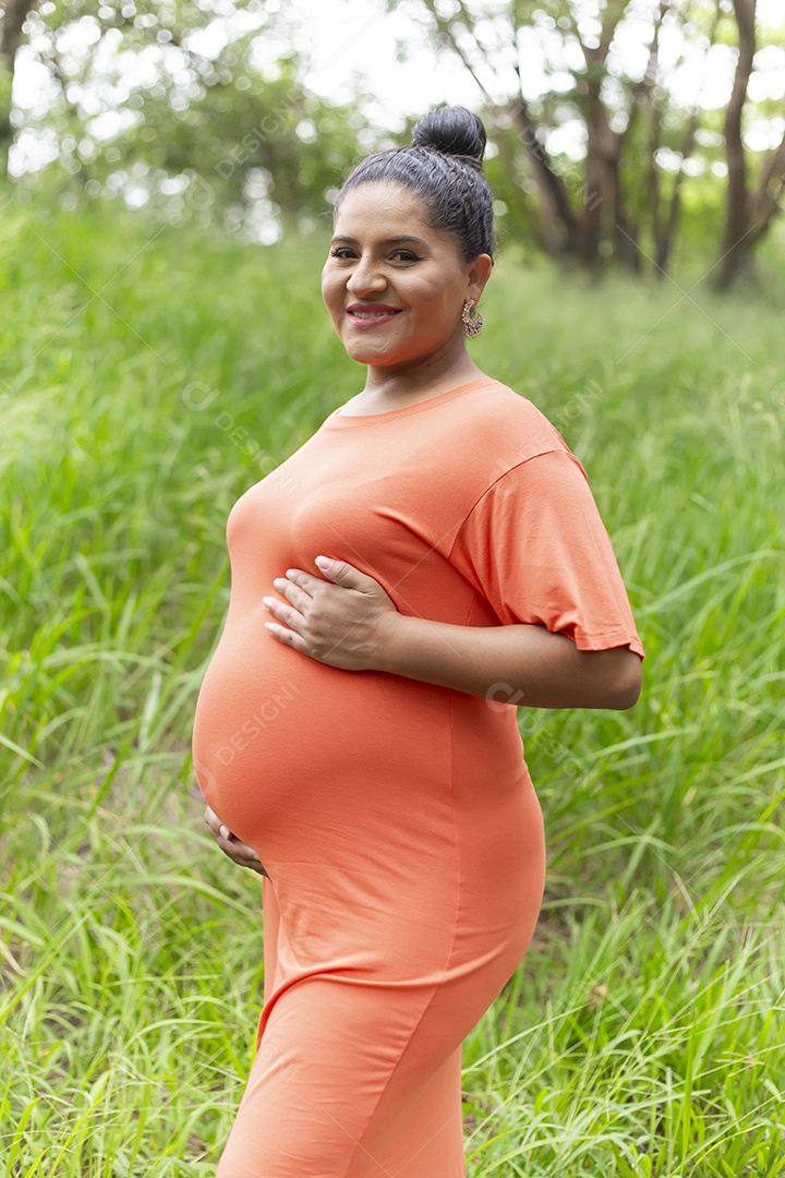 Linda mulher grávida em parque