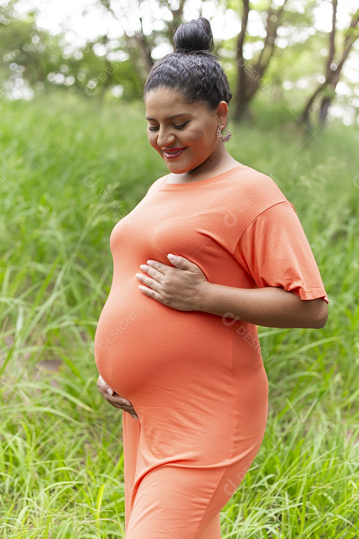 Linda mulher grávida em parque