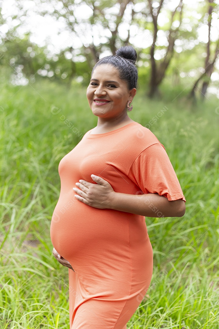 Linda mulher grávida em parque