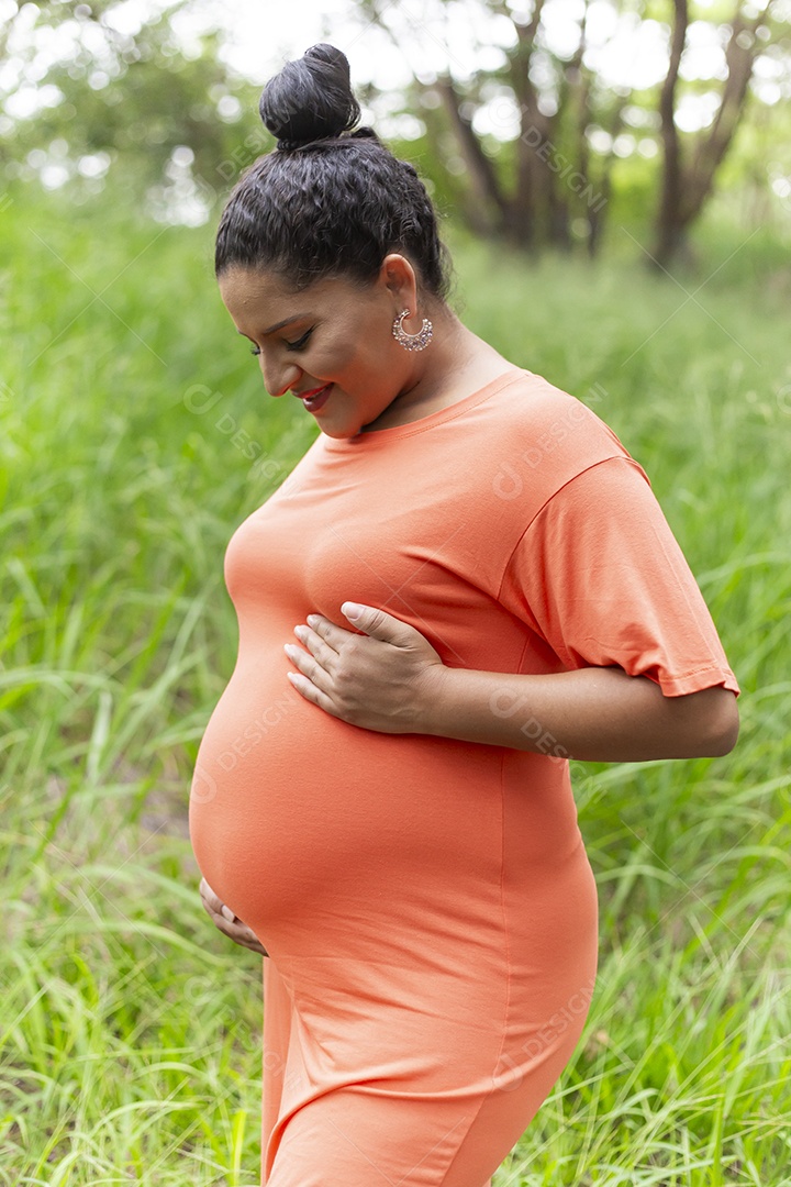 Linda mulher grávida em parque