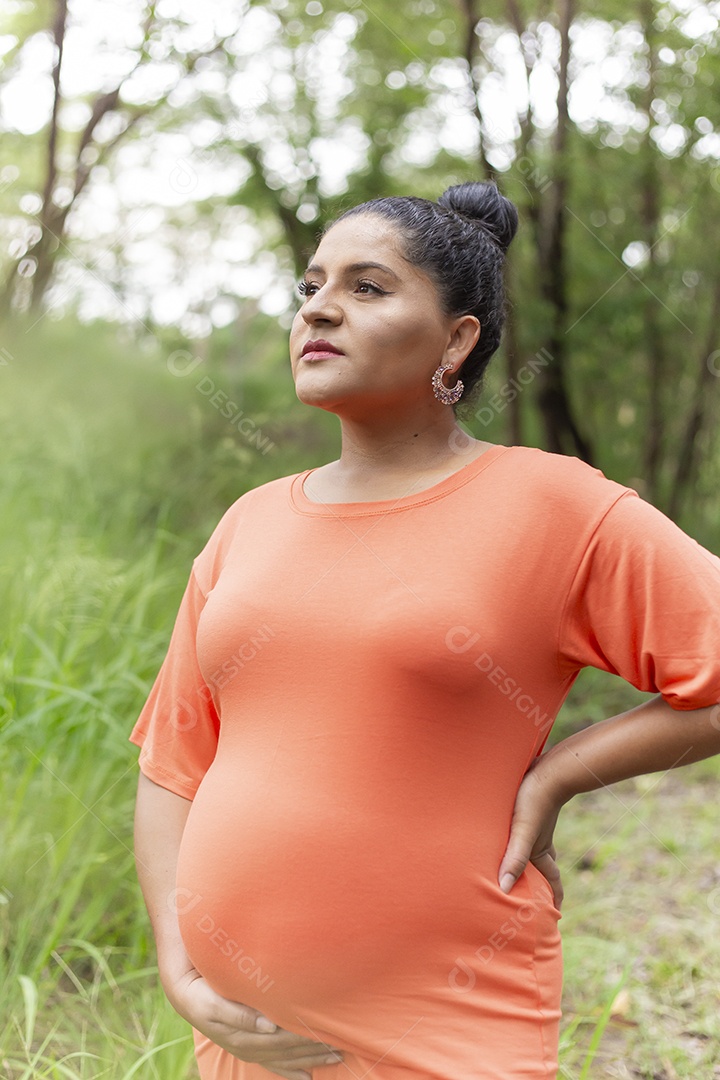 Linda mulher grávida em parque