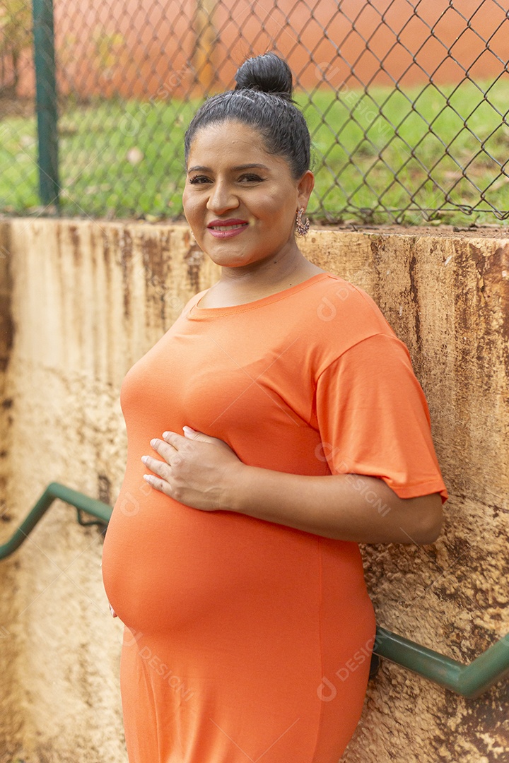 Linda mulher grávida em parque