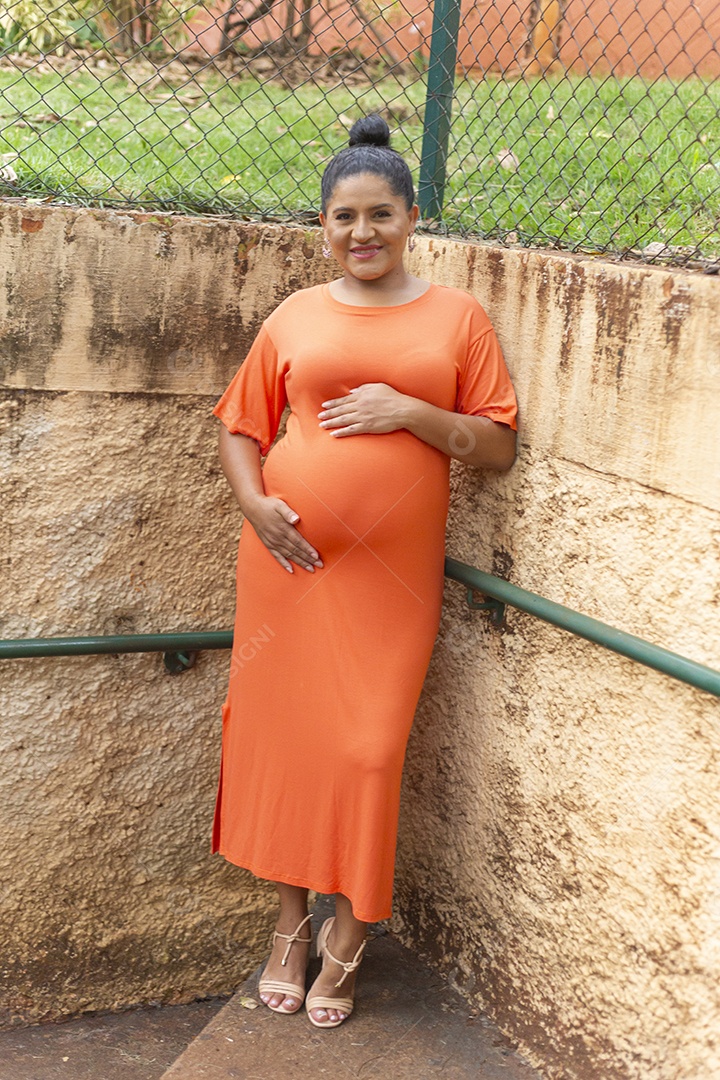 Linda mulher grávida em parque