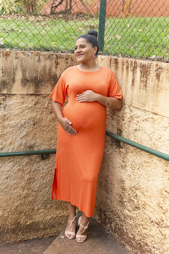 Linda mulher grávida em parque