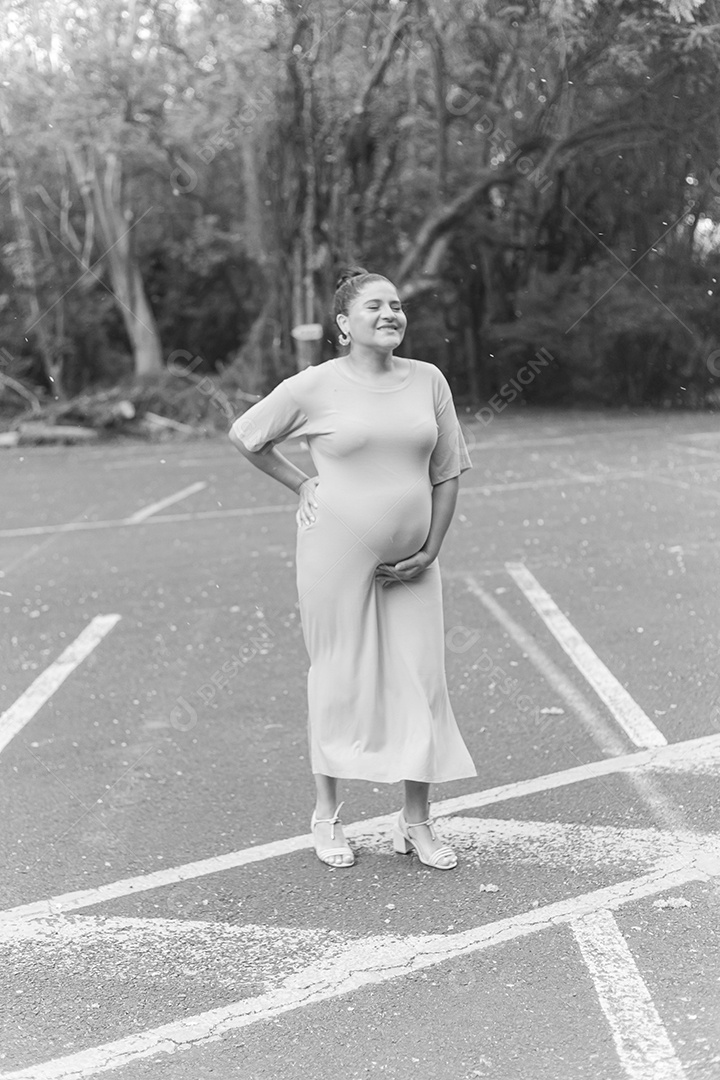 Linda mulher grávida em parque