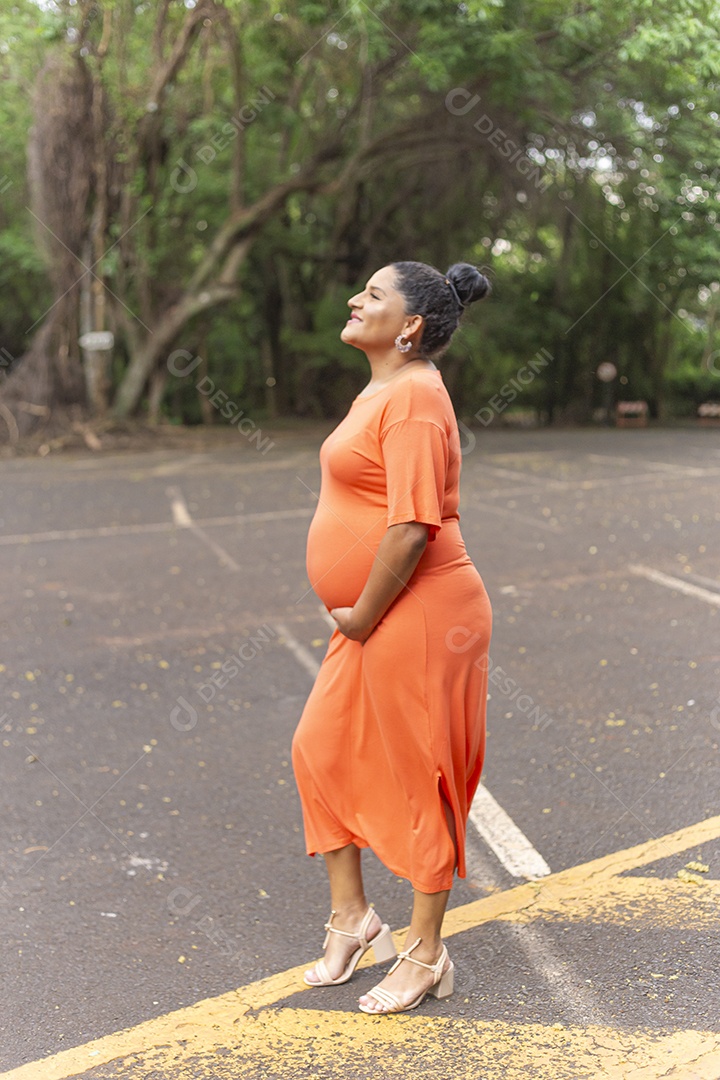 Linda mulher grávida em parque