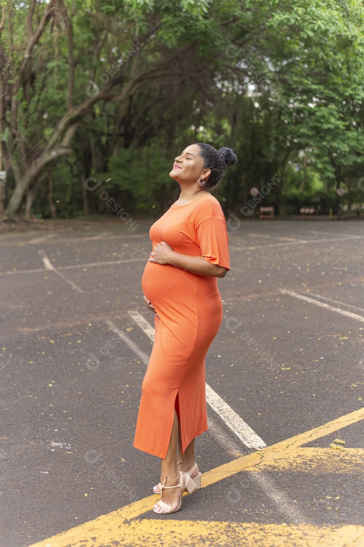 Linda mulher grávida em parque