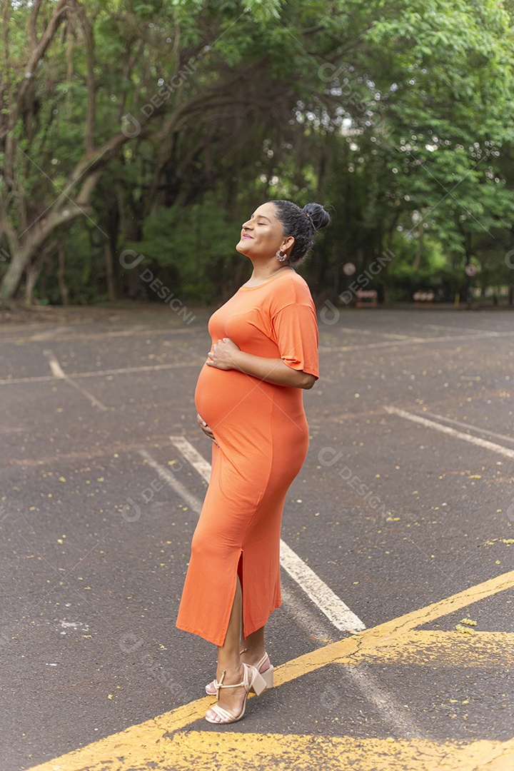 Linda mulher grávida em parque