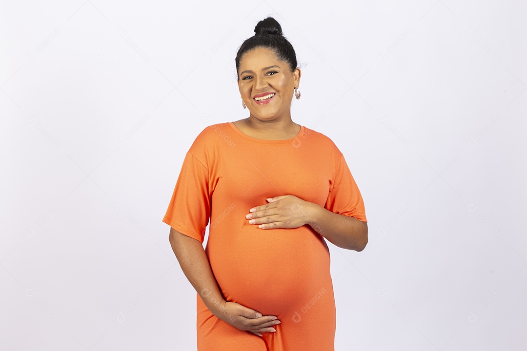 Linda mulher grávida em fundo branco