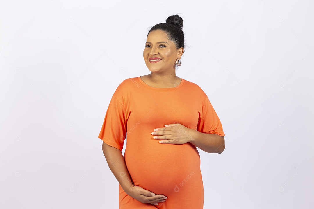 Linda mulher grávida em fundo branco